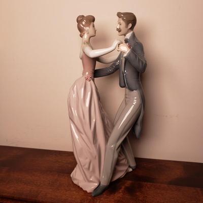 LOT 94L: Lladro Sculpture "Anniversary Waltz"