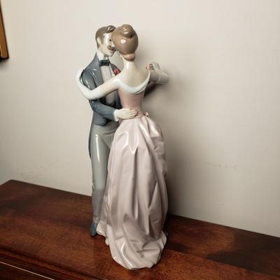 LOT 94L: Lladro Sculpture "Anniversary Waltz"