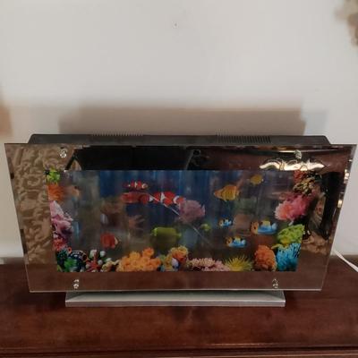 LOT 98W: Vintage Aquarium Motion Lamp with Moving Fish