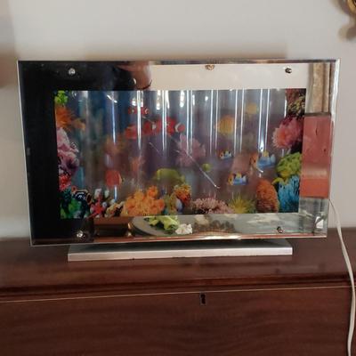 LOT 98W: Vintage Aquarium Motion Lamp with Moving Fish