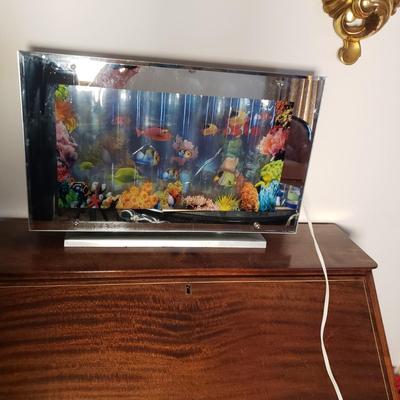 LOT 98W: Vintage Aquarium Motion Lamp with Moving Fish
