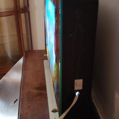 LOT 98W: Vintage Aquarium Motion Lamp with Moving Fish