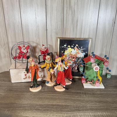 LOT 124B: Vintage Depose Italian Clown Figures, Simple Spinning Clown Toys, Carousel House Bank & More