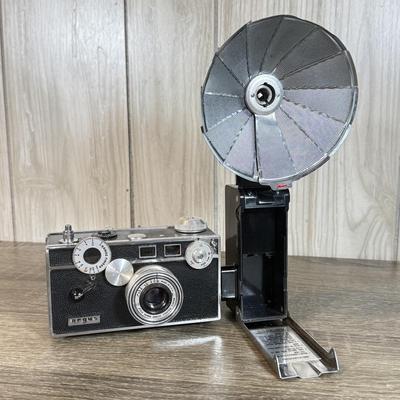 LOT 129B: Vintage Argus Film Camera w/ Detatchable Foldable Flash
