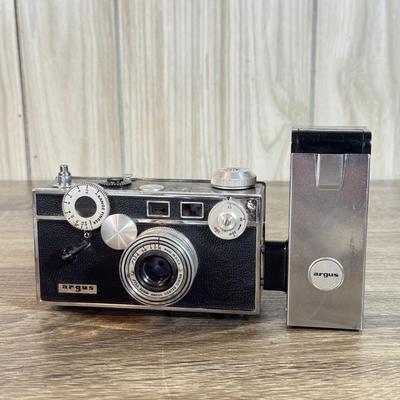 LOT 129B: Vintage Argus Film Camera w/ Detatchable Foldable Flash