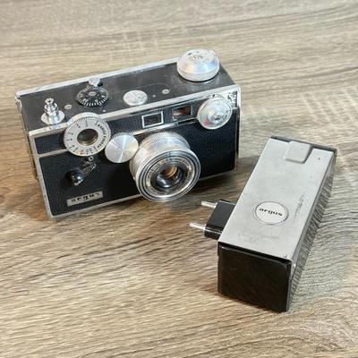 LOT 129B: Vintage Argus Film Camera w/ Detatchable Foldable Flash