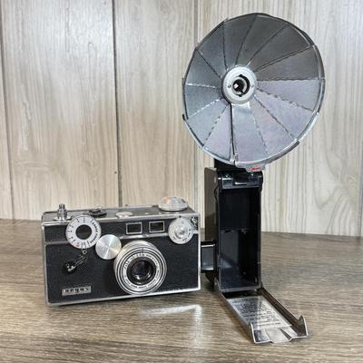LOT 129B: Vintage Argus Film Camera w/ Detatchable Foldable Flash