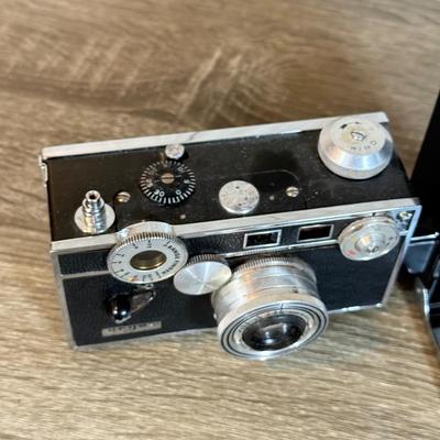 LOT 129B: Vintage Argus Film Camera w/ Detatchable Foldable Flash