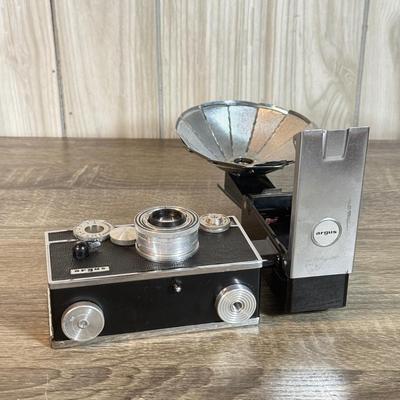 LOT 129B: Vintage Argus Film Camera w/ Detatchable Foldable Flash