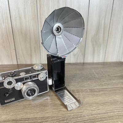 LOT 129B: Vintage Argus Film Camera w/ Detatchable Foldable Flash
