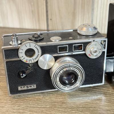 LOT 129B: Vintage Argus Film Camera w/ Detatchable Foldable Flash