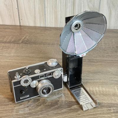 LOT 129B: Vintage Argus Film Camera w/ Detatchable Foldable Flash