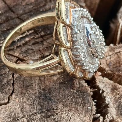 Beautiful Cluster cocktail ring 10K marked Size 7 -10 K