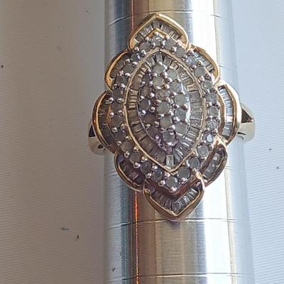 Beautiful Cluster cocktail ring 10K marked Size 7 -10 K