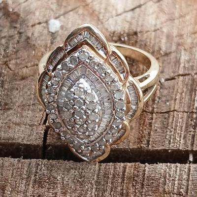 Beautiful Cluster cocktail ring 10K marked Size 7 -10 K