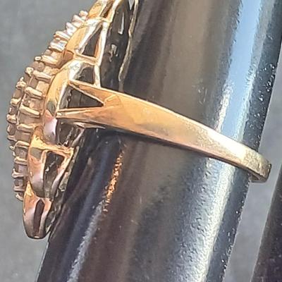 Beautiful Cluster cocktail ring 10K marked Size 7 -10 K