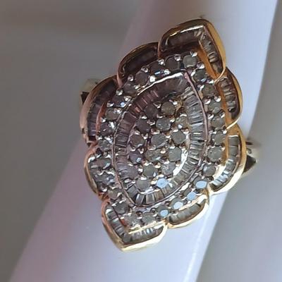 Beautiful Cluster cocktail ring 10K marked Size 7 -10 K