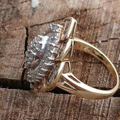 Beautiful Cluster cocktail ring 10K marked Size 7 -10 K