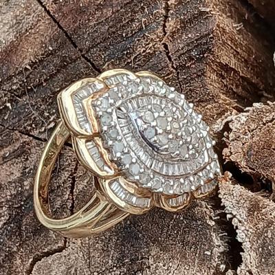 Beautiful Cluster cocktail ring 10K marked Size 7 -10 K