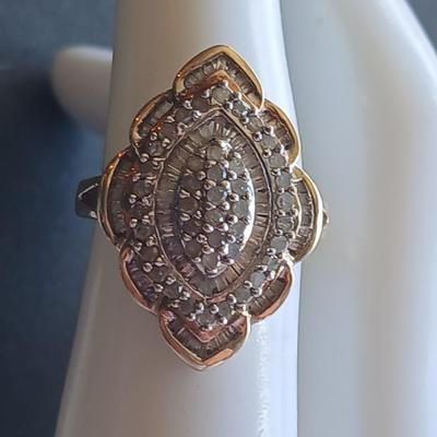 Beautiful Cluster cocktail ring 10K marked Size 7 -10 K
