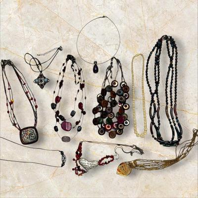 Lot of Costume Jewelry Just Necklaces (10)
