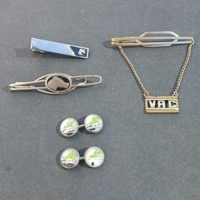 Vintage equestrian cuff links, Tie Chain VAC - vintage Tie clips - in an old box.