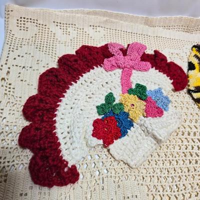 Vintage crocheted doilies and trivets - pot holders - Vintage retro fun!