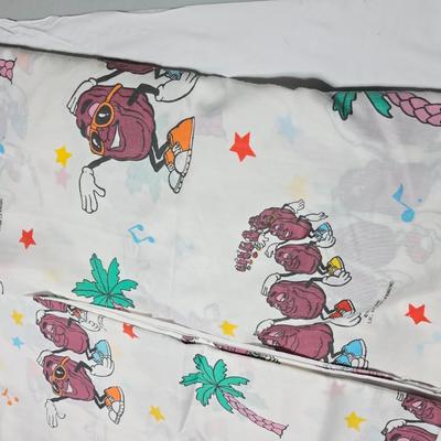 Twin sized vintage sheets - California Raisins - and wrestle mania including Hulk Hogan!
