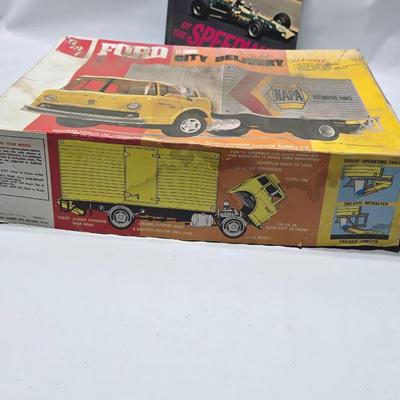Vintage AMT Ford C600 City Delivery Hertz 1/25 Scale Model Kit T548 appears complete with a Darefevil book