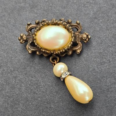 Three vintage brooches - faux pearls - rhinestones- and a wristwatch Lapel pins