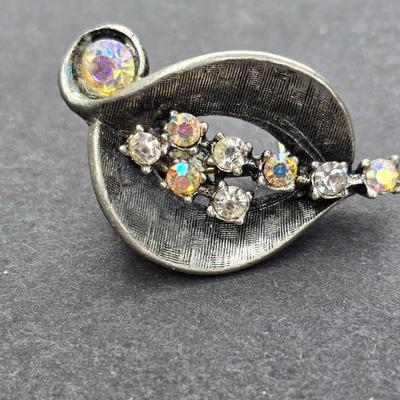 Three vintage brooches - faux pearls - rhinestones- and a wristwatch Lapel pins