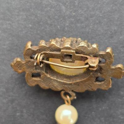 Three vintage brooches - faux pearls - rhinestones- and a wristwatch Lapel pins
