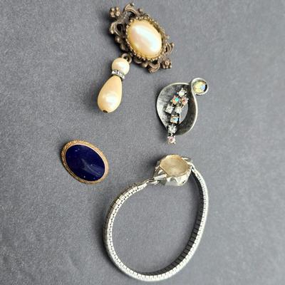 Three vintage brooches - faux pearls - rhinestones- and a wristwatch Lapel pins