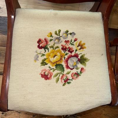 M43-Set of embroidered antique chairs