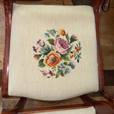 M43-Set of embroidered antique chairs