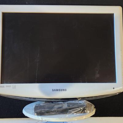 Sale Photo Thumbnail #133: Samsung LN19A311 TV 19" Monitor / TV w/ remote 

Great for small spaces like kitchen or camper