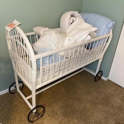UP26-Wicker crib