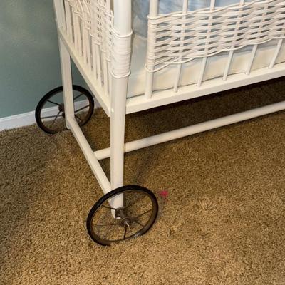 UP26-Wicker crib