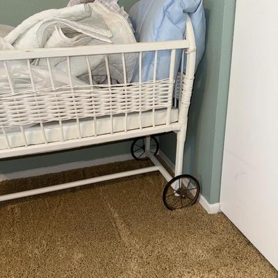 UP26-Wicker crib
