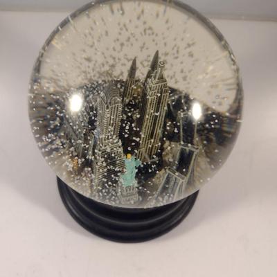 Sale Photo Thumbnail #339: Musical Snow Globe of New York City- Plays 'New York, New York'