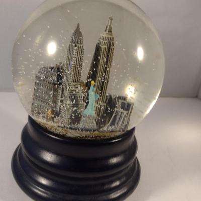 Sale Photo Thumbnail #340: Musical Snow Globe of New York City- Plays 'New York, New York'