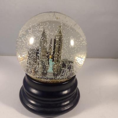 Sale Photo Thumbnail #338: Musical Snow Globe of New York City- Plays 'New York, New York'