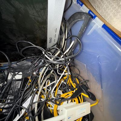 UP18-Monitor/cords