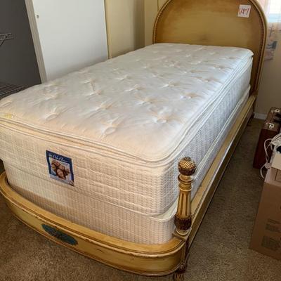 UP7-Antique twin bed