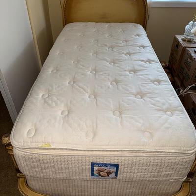 UP7-Antique twin bed