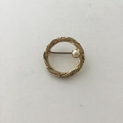 Gold tone unmarked fashion vintage pin