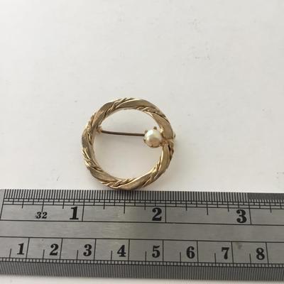 Gold tone unmarked fashion vintage pin