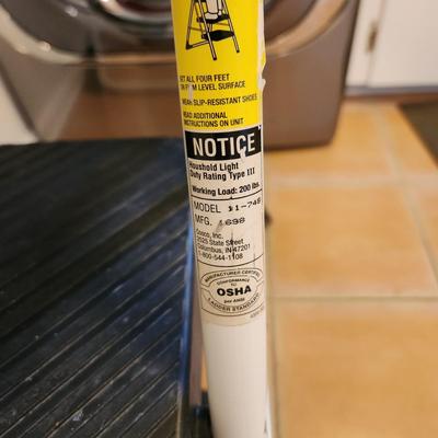 Folding Step Ladder with Tray