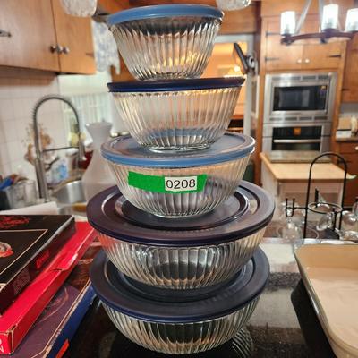 5 Pyrex Glass Bowls with Lids