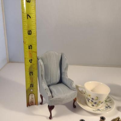 Sale Photo Thumbnail #526: Miniature Doll House Furniture/Decorations